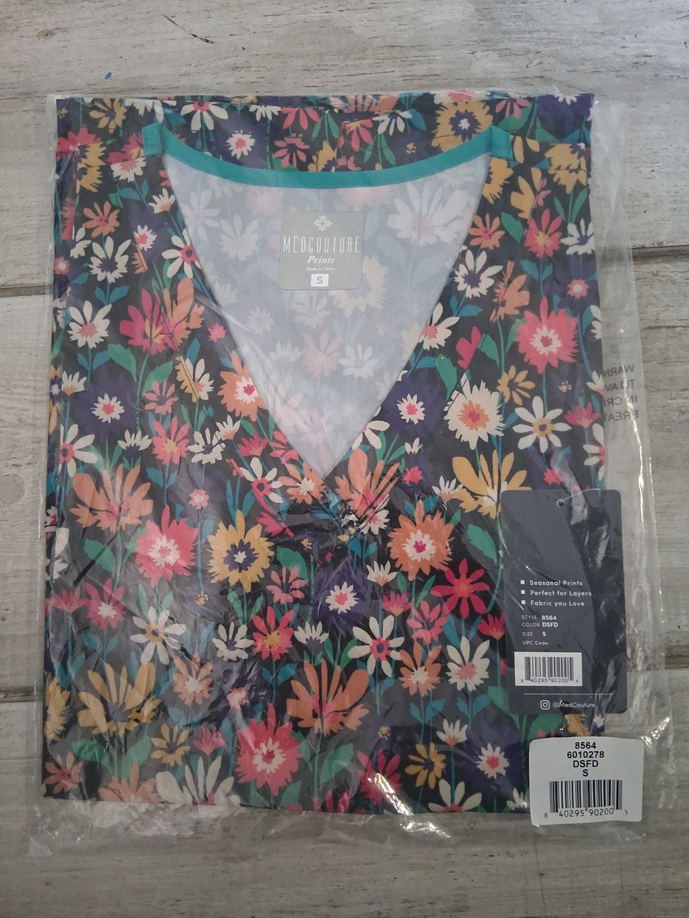 Medcouture  Scrub Top V Neck Floral Print 2 pocket Stretch Multicolored 8564